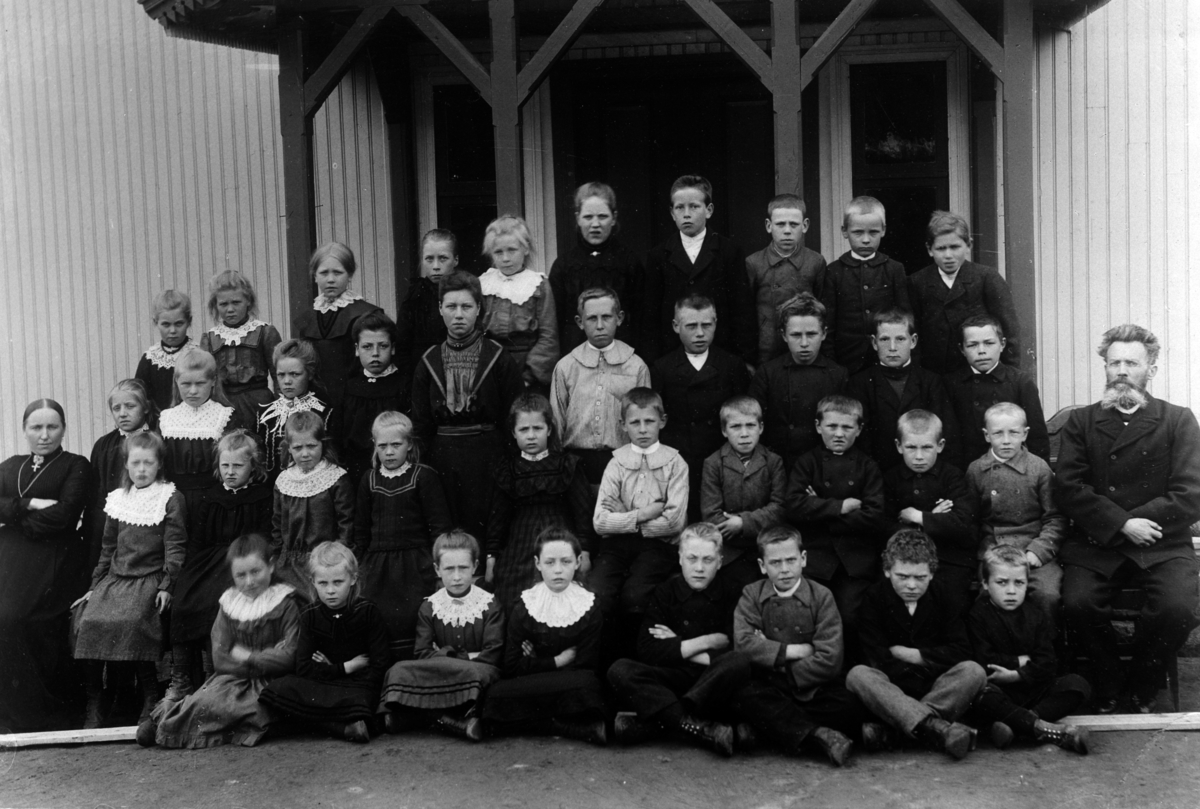 Christian Grundseth, ENGESKOUG FRK. , DØVESKOLEN, STORGRUPPE BARN OG VOKSNE UTENFOR DØVESKOLEN, 1930