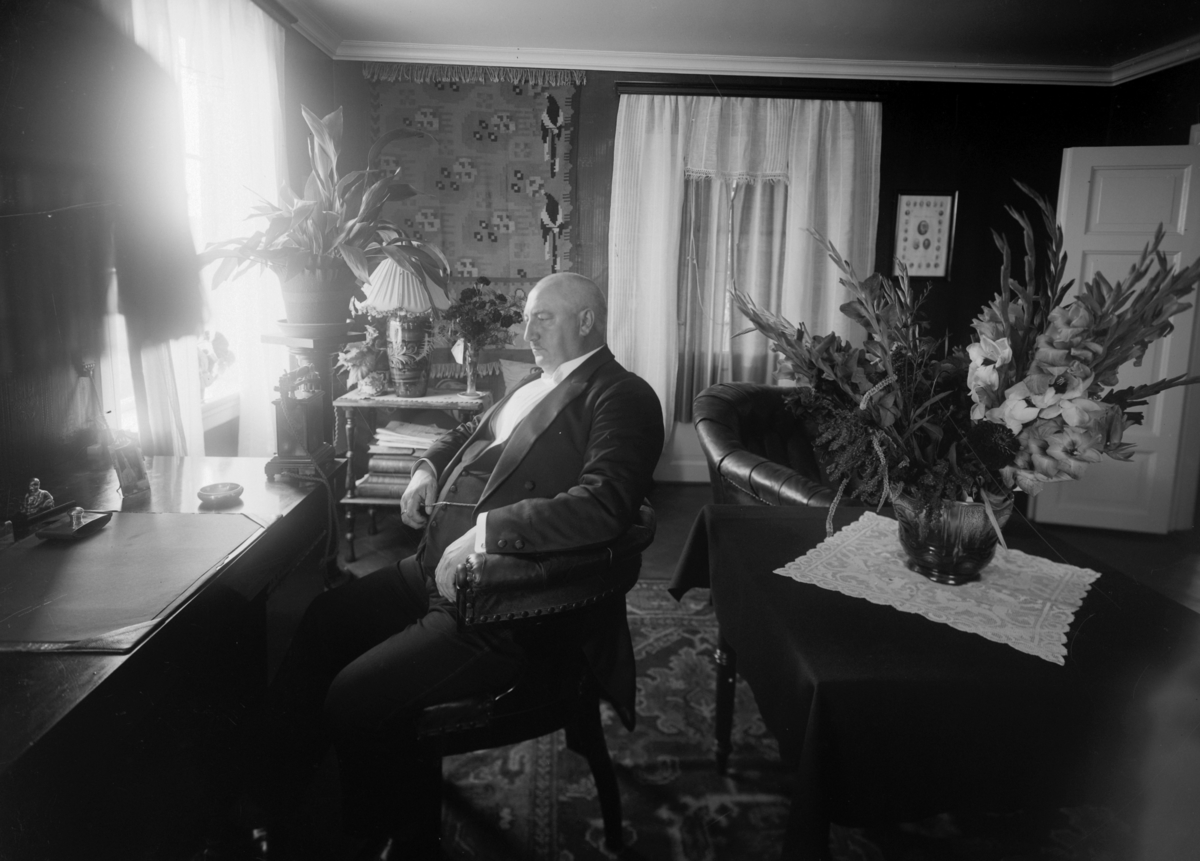 Christian Grundseth, FLAKSTAD O. P. PORTRETT MANN, INTERIØR STUE, MØBLER, BLOMSTER, 1934