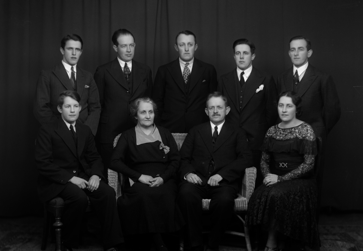 Christian Grundseth, SJETNE LÆRER, VANG I HAMAR, GR: 9 FAMLIE, 37404 Lærer Ole Paulsen Sjetne f. 1873 Tiller, ST Kone Ingeborg Sjetne f. Husan 1877 Alvdal Barn: Paul Andreas f. 1898 Eivind f. 1900 Magnhild f. 1903 Gift Olaf Skramstad, Vang, Hedmark Grim f. 1905 Odd f. 1907 Leiv f. 1910 Brynjulv f. 1917