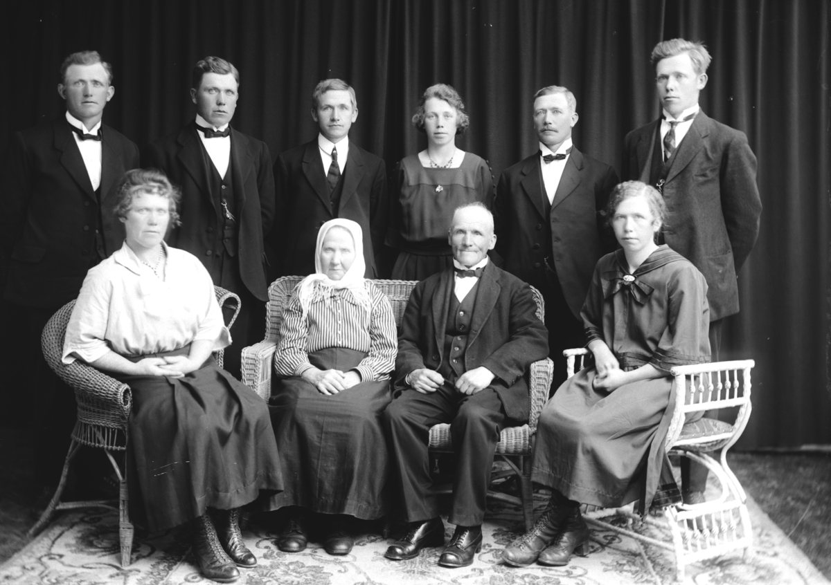 Christian Grundseth, Sveen, Andreas, gr: 10 familie. I sofaen sitter foreldrene Agnethe Larsdatter Sveen f. 27. 10. 1862 og Andreas Andersen Sveen f. 07. 02. 1862. De bodde på Snekkersveen i Furnes, under Deglum Lille, gnr. 273, bnr. 1, nr. 0052. Til v. i stolen Pauline, bak fra v. Martin, Aksel, Lars, Helga, Anders, S…