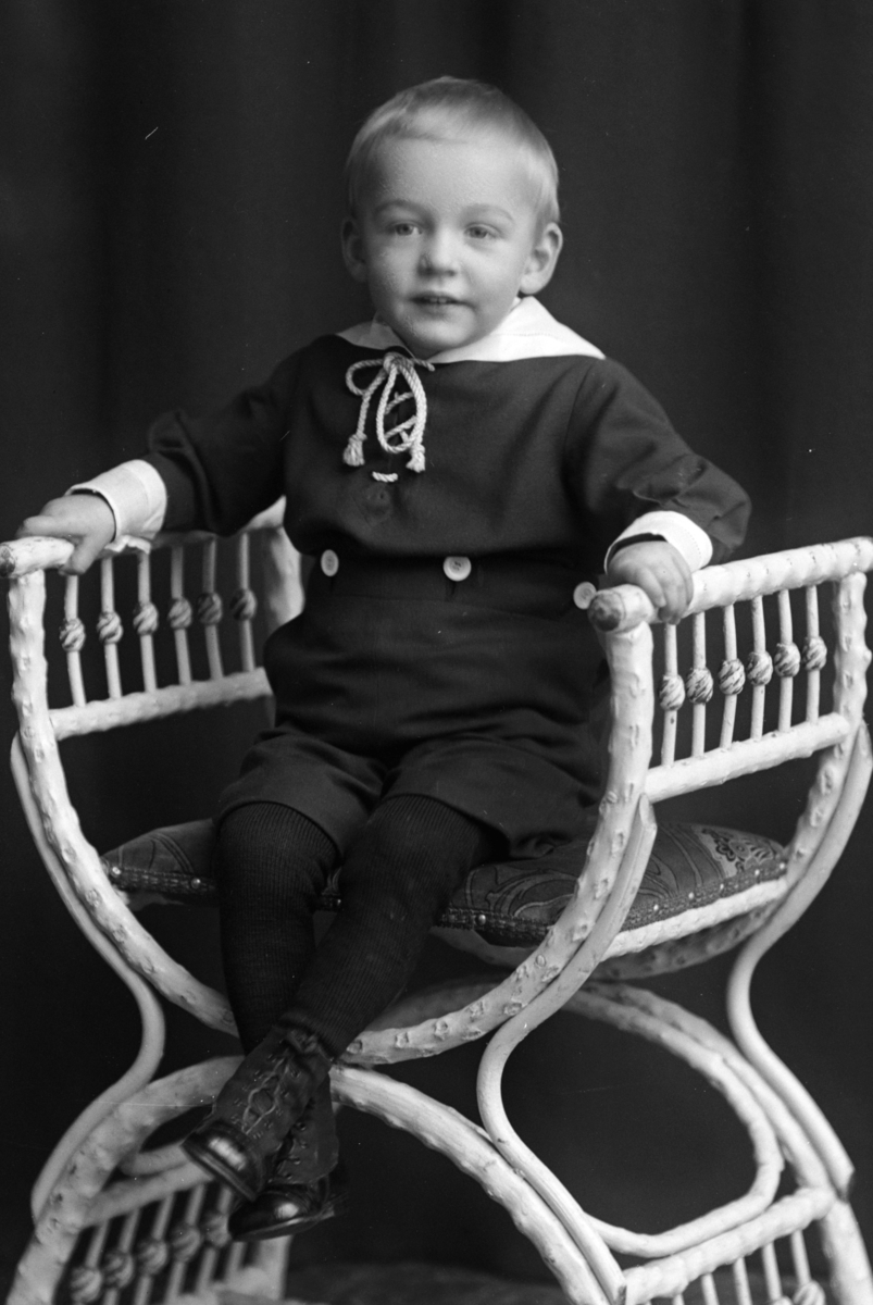 Christian Grundseth, WIIK OSKARS GUTT, LITEN GUTT, HELFIG. , 20119