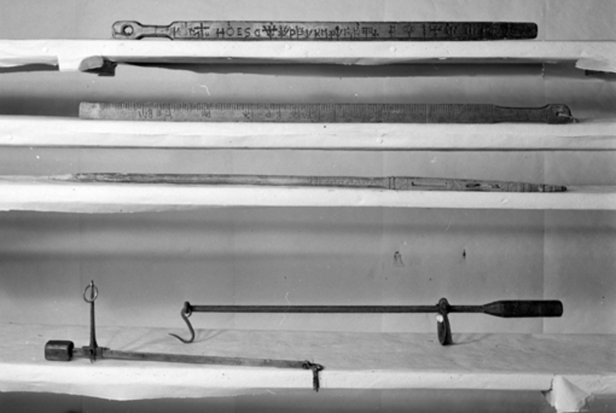Toralv Bleken-Nilssen, Gjenstandfotografering, Opplandenes folkemuseums samling. (Hedmarksmuseet) ØYA. VANG ALLMENNING. Primstaver, alenmål (?) og bismervekter.