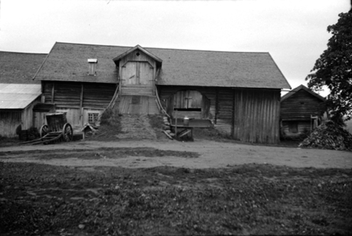 Toralv Bleken-Nilssen, HOV, STORE, VALLSET i Stange, LÅVE, EKSTR. TIDL. 1053. Dansesal bak panelveggen til venstre.