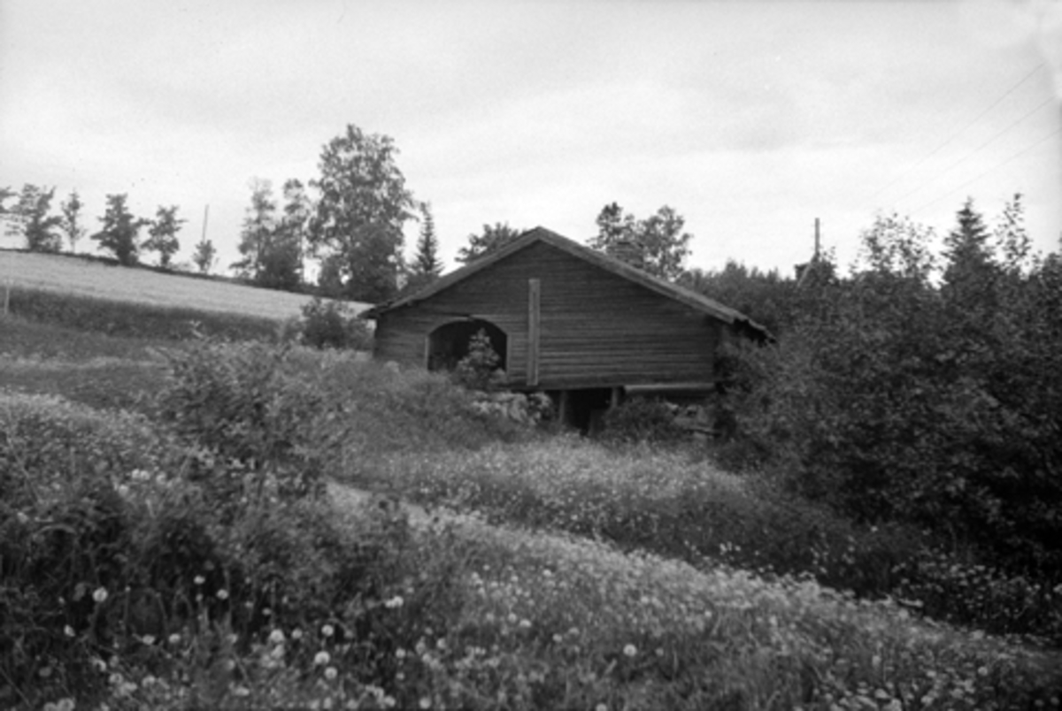Toralv Bleken-Nilssen, MAURUD, Mørud. FURNES i Ringsaker. SMIE med redskapsskur over. FB. 2. 446. 785-1.