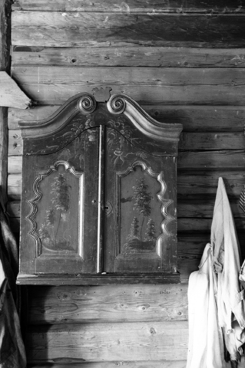 Toralv Bleken-Nilssen, ALU. ØSTRE. FURNES i Ringsaker. HENGESKAP. DEKOR. ALHAUG. 794-1