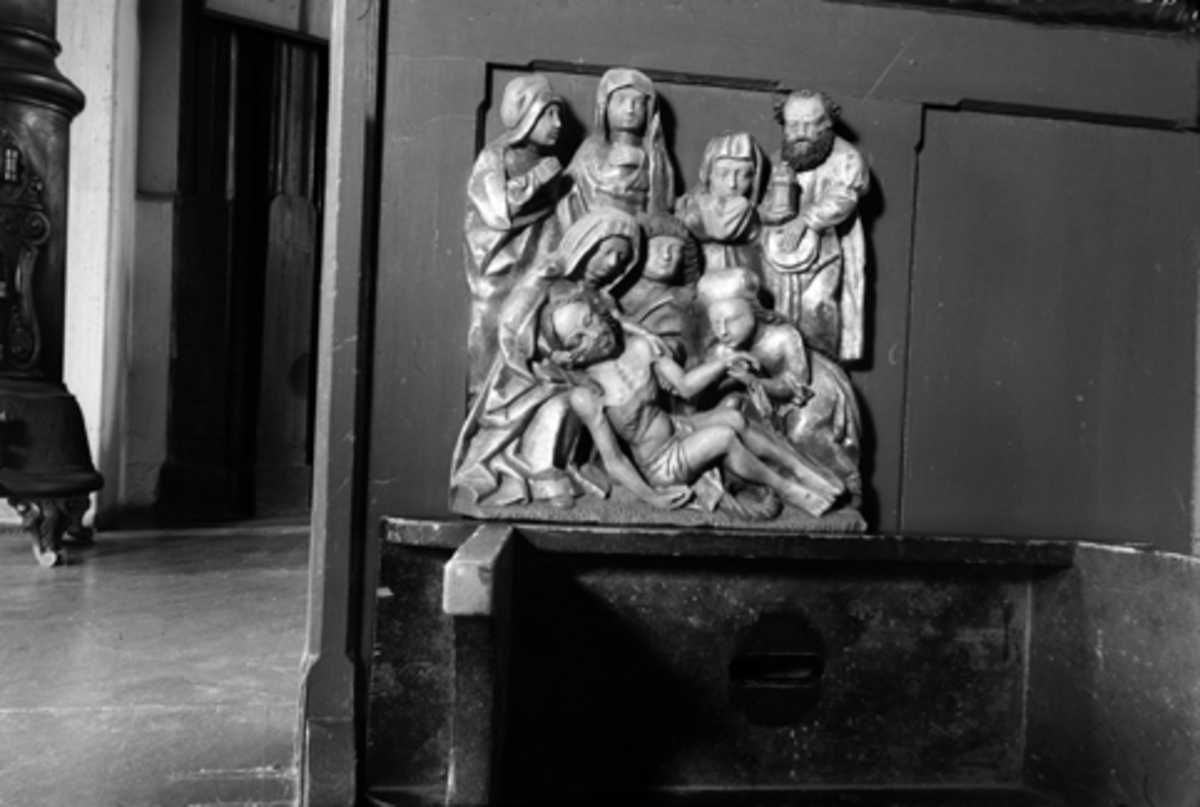 Toralv Bleken-Nilssen, FURNES KIRKE i Ringsaker. TRESKULPTUR. JESUS. 7 DISIPLER.