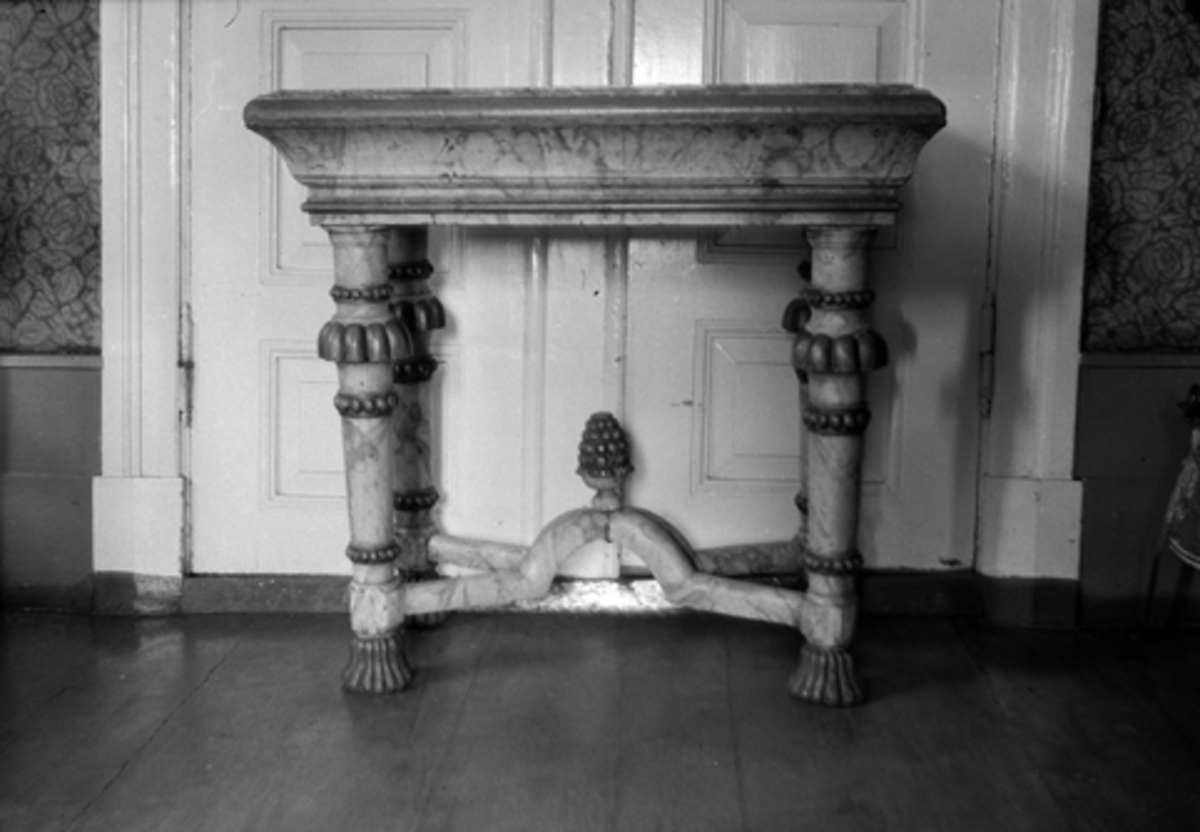 Toralv Bleken-Nilssen, GALGUM. ROMEDAL, Stange. BORD. ORNAMENT. DEKOR.
