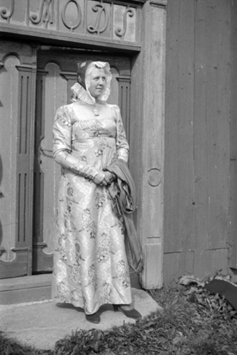 Toralv Bleken-Nilssen, VELDRE, Ringsaker, OPSAHL, LAKSERØD SILKEKJOLE. Har tilhørt INGEBORG LARSDATTER Opsal (f. S. Bye, 1789).