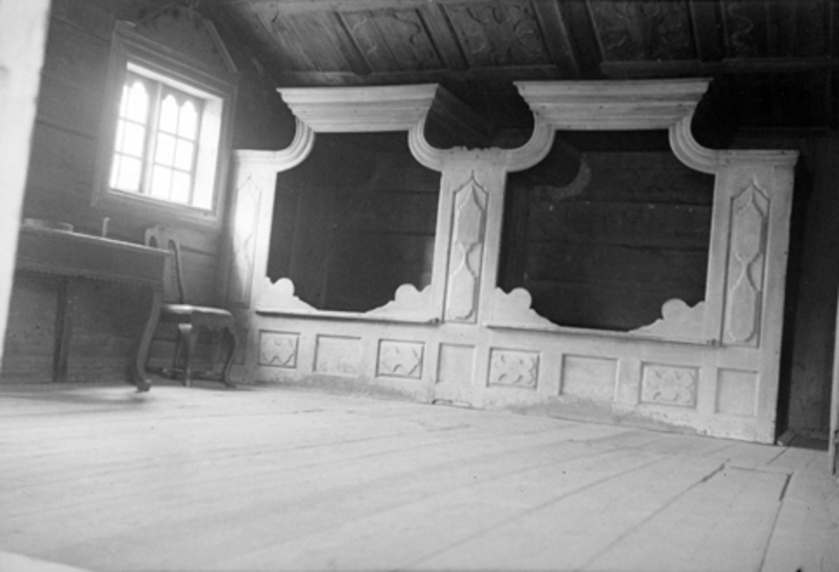 Toralv Bleken-Nilssen, SKRÅSTADLOFTET, HDH. 13, TOPPSENG. HIMMELSENG. DOBBEL.