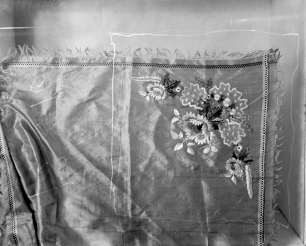 Anno Domkirkeodden, DUK MED BRODERINGER I HJØRNET