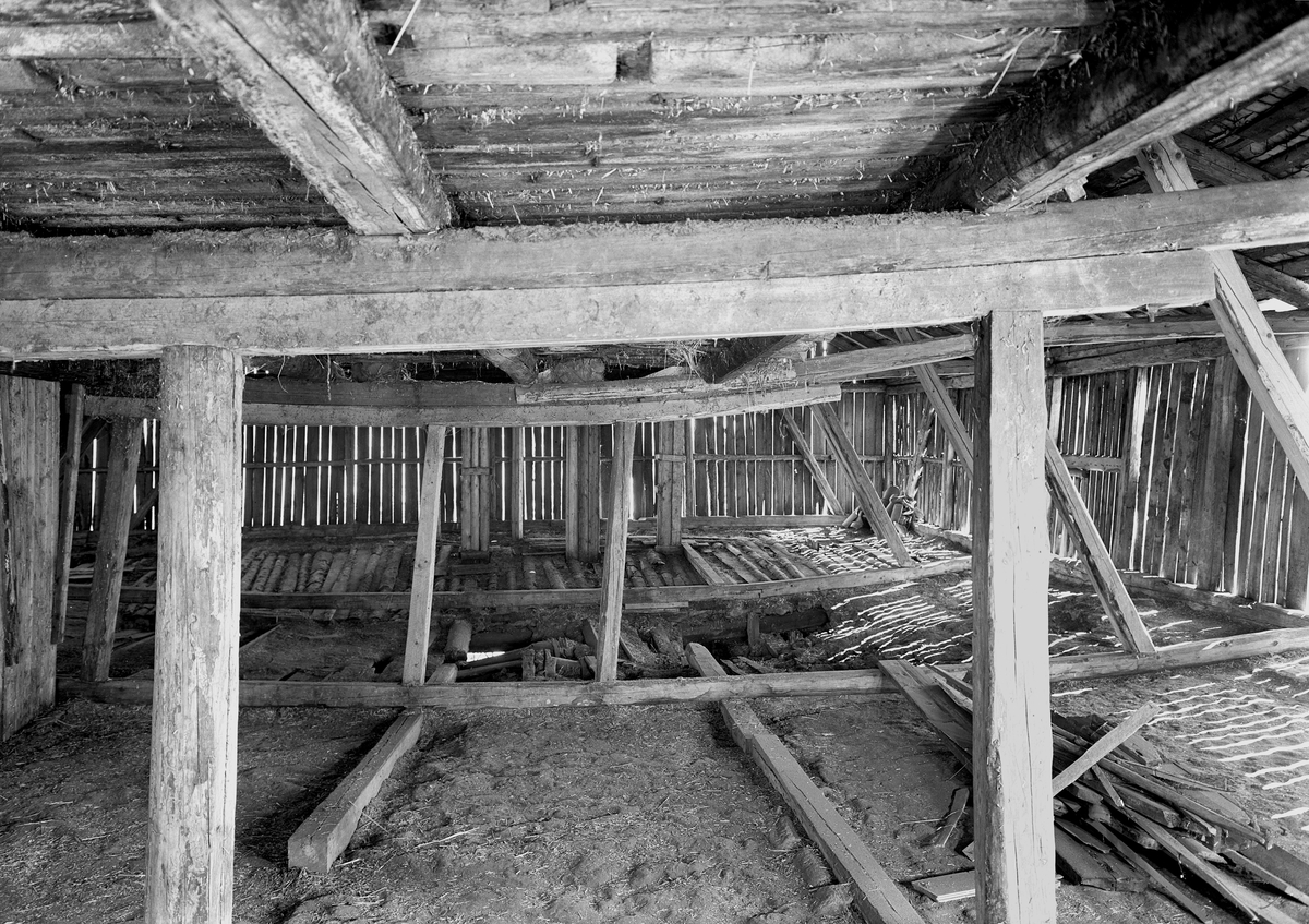 Normann Fotoatelier, Storhamarlåven, interiør, bygningskonstruksjoner. Høyloftet. i nordfløyen over fjøset. Hedmarksmuseet, Domkirkeodden, Hamar. I Se boka "Storhamarlåven-en visuell oppdagelsesreise i Sverre Fehns arkitektur" utgitt av Hedmarksmuseet 2004. Foto Normann 08. 05. 1947.
