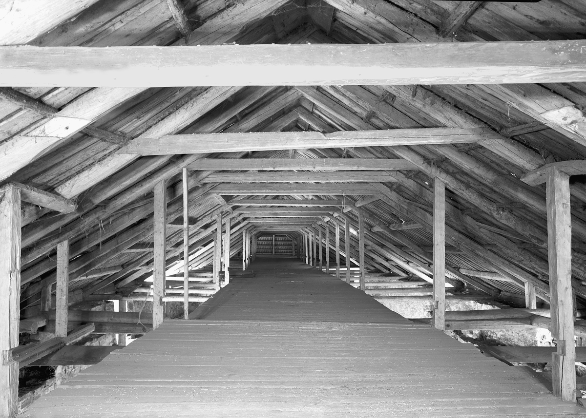 Normann Fotoatelier, Storhamarlåven, interiør. Domkirkeodden, Hedmarksmuseet. Transportvei "kjøring" i vestfløyen mot nordfløyen. Foto Normann 08. 05. 1947.