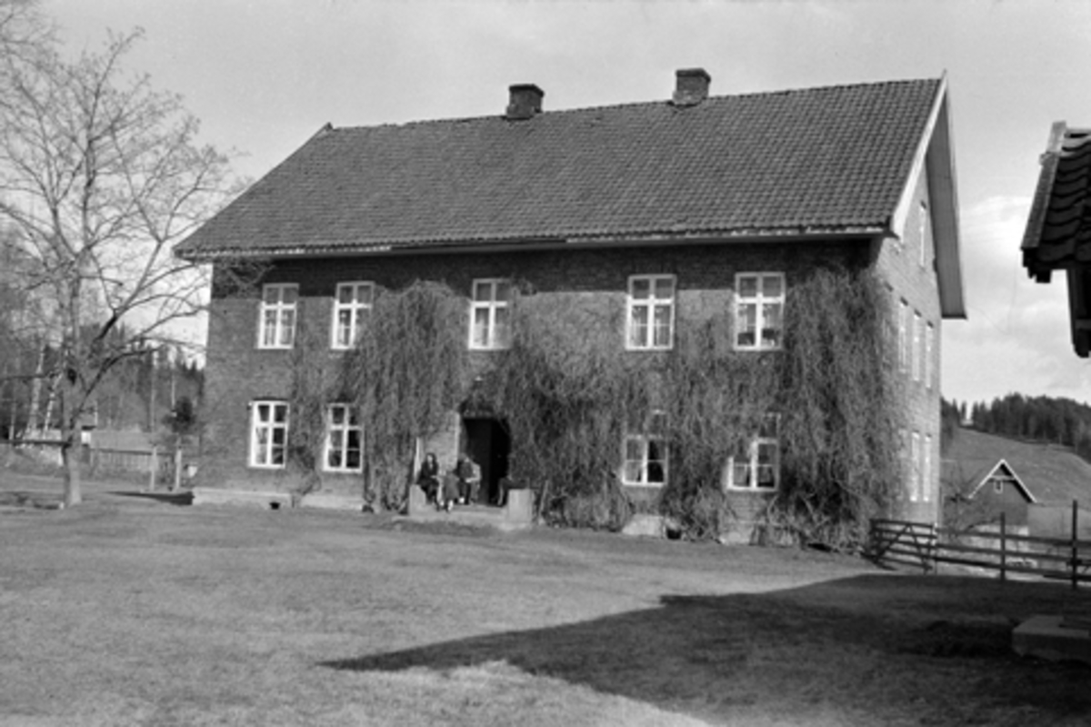 Toralv Bleken-Nilssen, HUS, KISE, HOVEDBYGNING, NES i Ringsaker. Teglstensbygning. GNR. 123-1