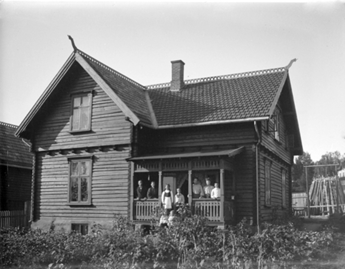 Anno Domkirkeodden, OVERKONDUKTØR SVEENS VILLA, KVARTAL 64(?), ENGGATA? HAMAR, GLASSPLATE.