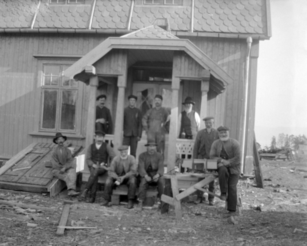 Anno Domkirkeodden, BANKKASSERER NILS ARSTADS VILLA PÅ STORHAMAR, GRUPPE UKJENTE SNEKKERE, HÅNDVERKERE, HUSBYGGINGGLASSPLATE.
