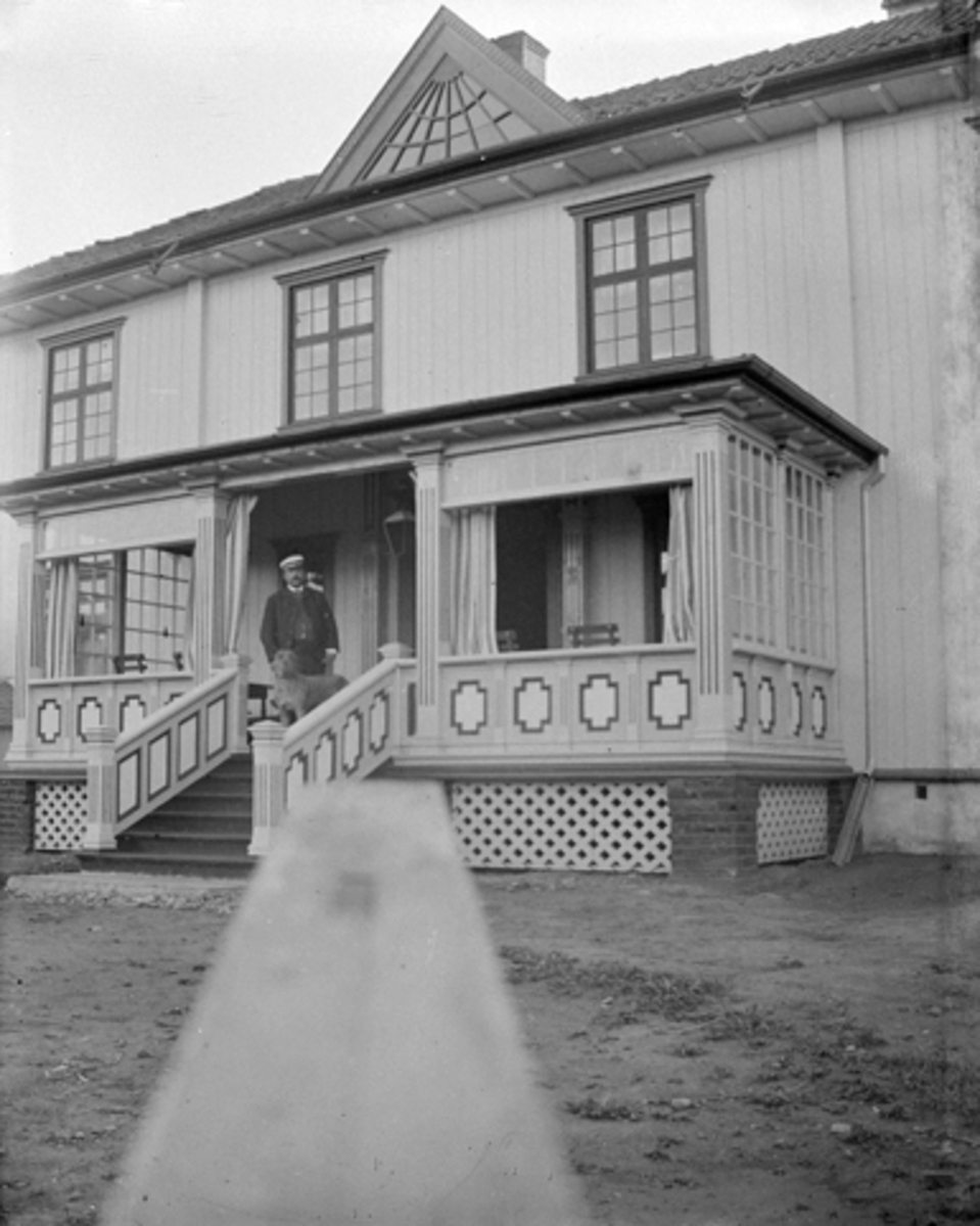Anno Domkirkeodden, HOVEDBYGNING PÅ VESLE-REE, VESLE REE, STANGE, UKJENT, MANN MED HUND, GLASSVERANDA.