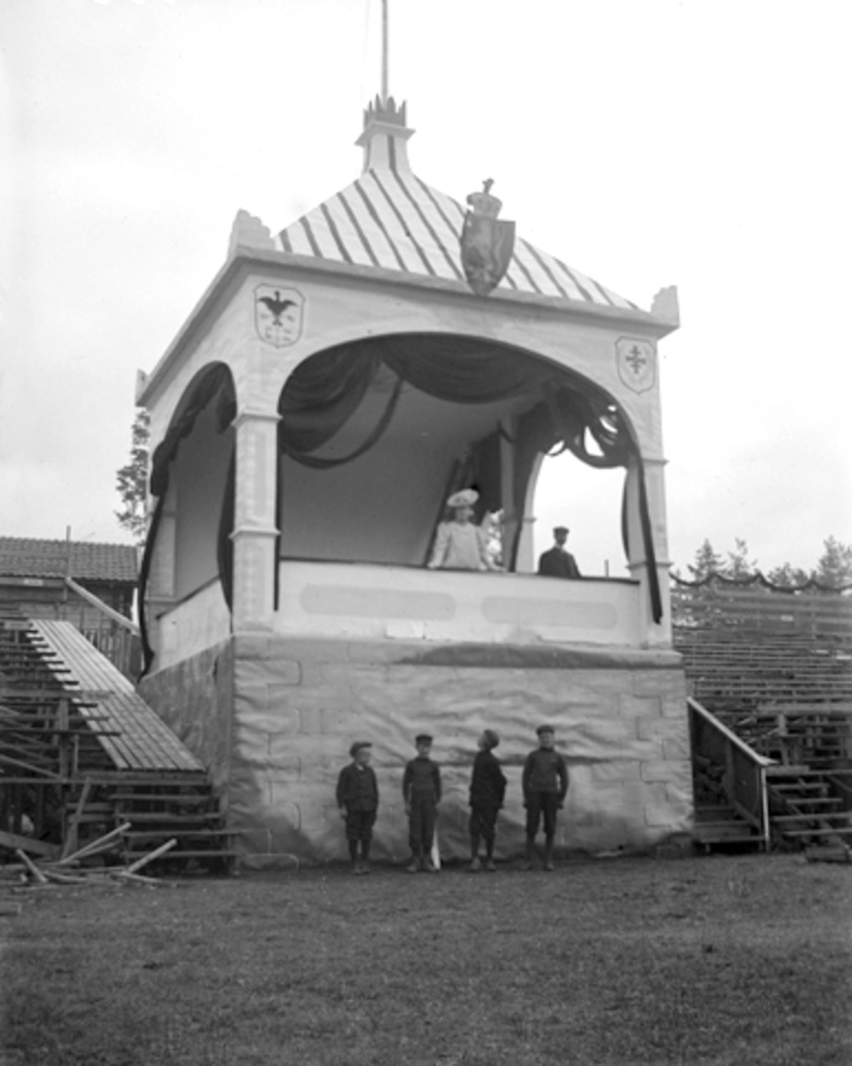 Anno Domkirkeodden, ÆRESTRIBUNE VED LANDSTURNSTEVNET, 1907, HAMAR, ETTER TEGN. AV A. D. HALVORSEN, GLASSPLATE.
