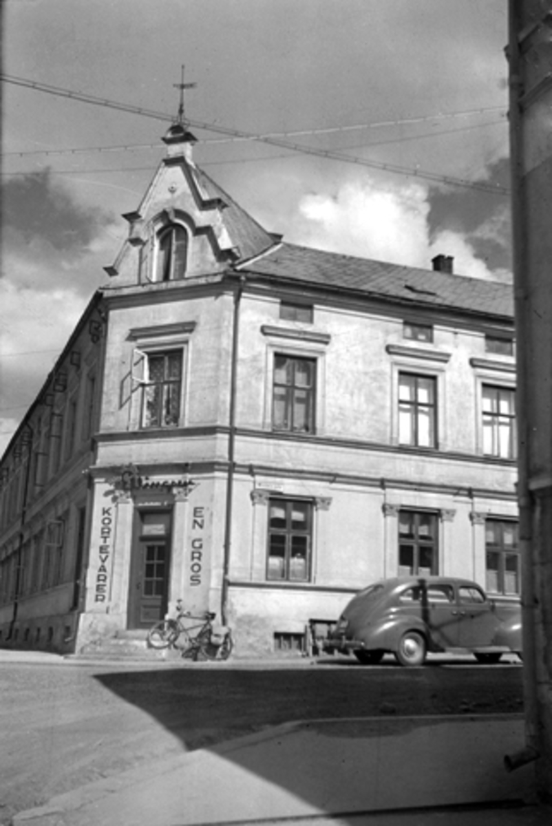 Toralv Bleken-Nilssen, HAMAR, GRØNNEGT. ELLINGSEN KORTVARER.