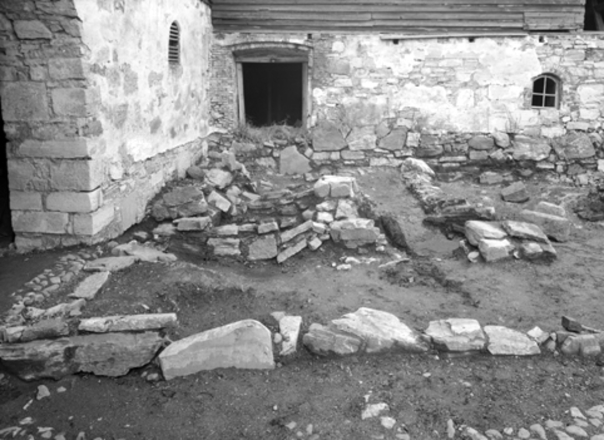 Anno Domkirkeodden, Arkeologiske undersøkelser i Hamar bispegård, Domkirkeodden, Hamar 1949. Bygningsrester i nordvestre hjørne av borggården.