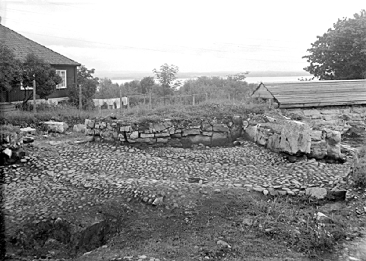 Normann Fotoatelier, Arkeologiske undersøkelser i Hamar bispegård, Domkirkeodden, Hamar 1951. Nordøstre del av borggården med tårnet K under utgravning.