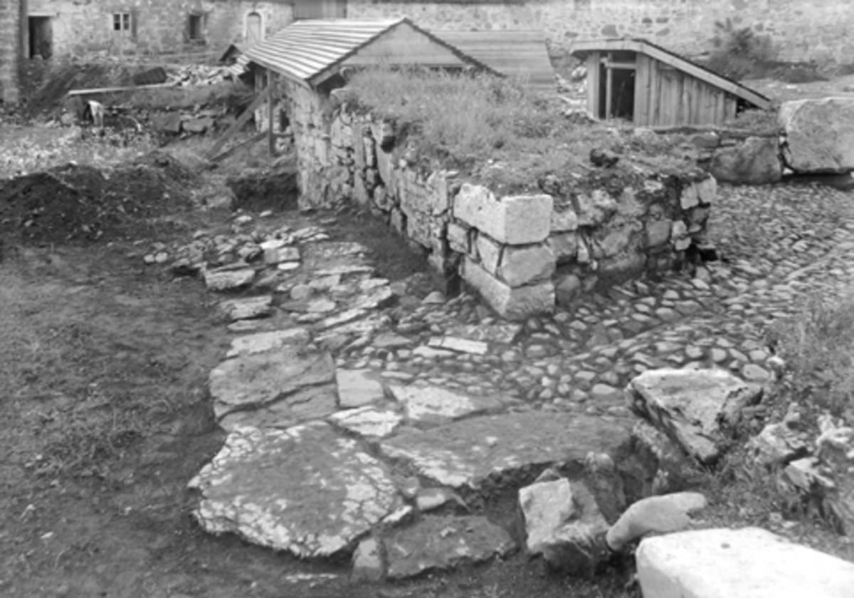 Normann Fotoatelier, HAMAR BISPEGÅRD, HAMARKAUPANGEN, BORGGÅRDEN, ØSTRE PORT, ØSTRE RINGMUR, DOMKIRKEODDEN, UTGRAVING, ARKEOLOGI, FOTO 64, NORMANN 14. 09. 1951.