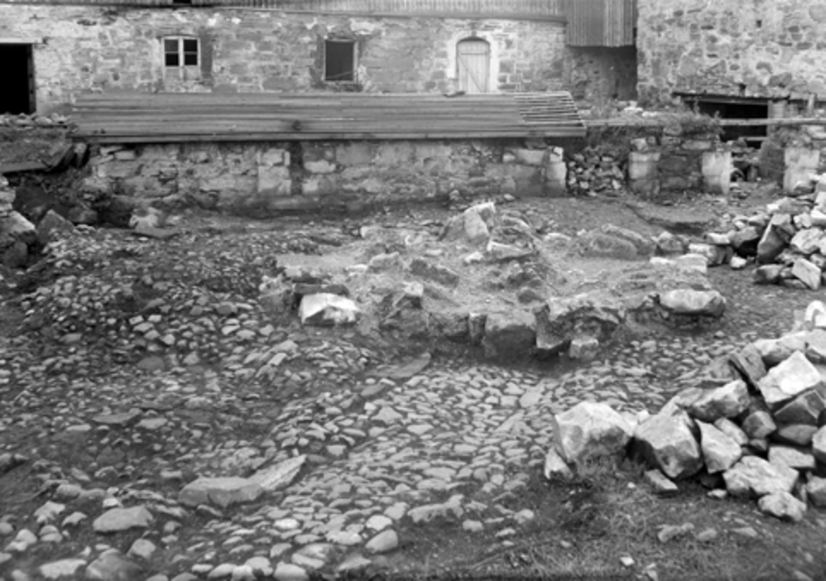 Normann Fotoatelier, HAMAR BISPEGÅRD, HAMARKAUPANGEN, BORGGÅRDEN, STORHAMARLÅVEN, DOMKIRKEODDEN, UTGRAVING, ARKEOLOGI, FOTO 65, NORMANN 14. 09. 1951.