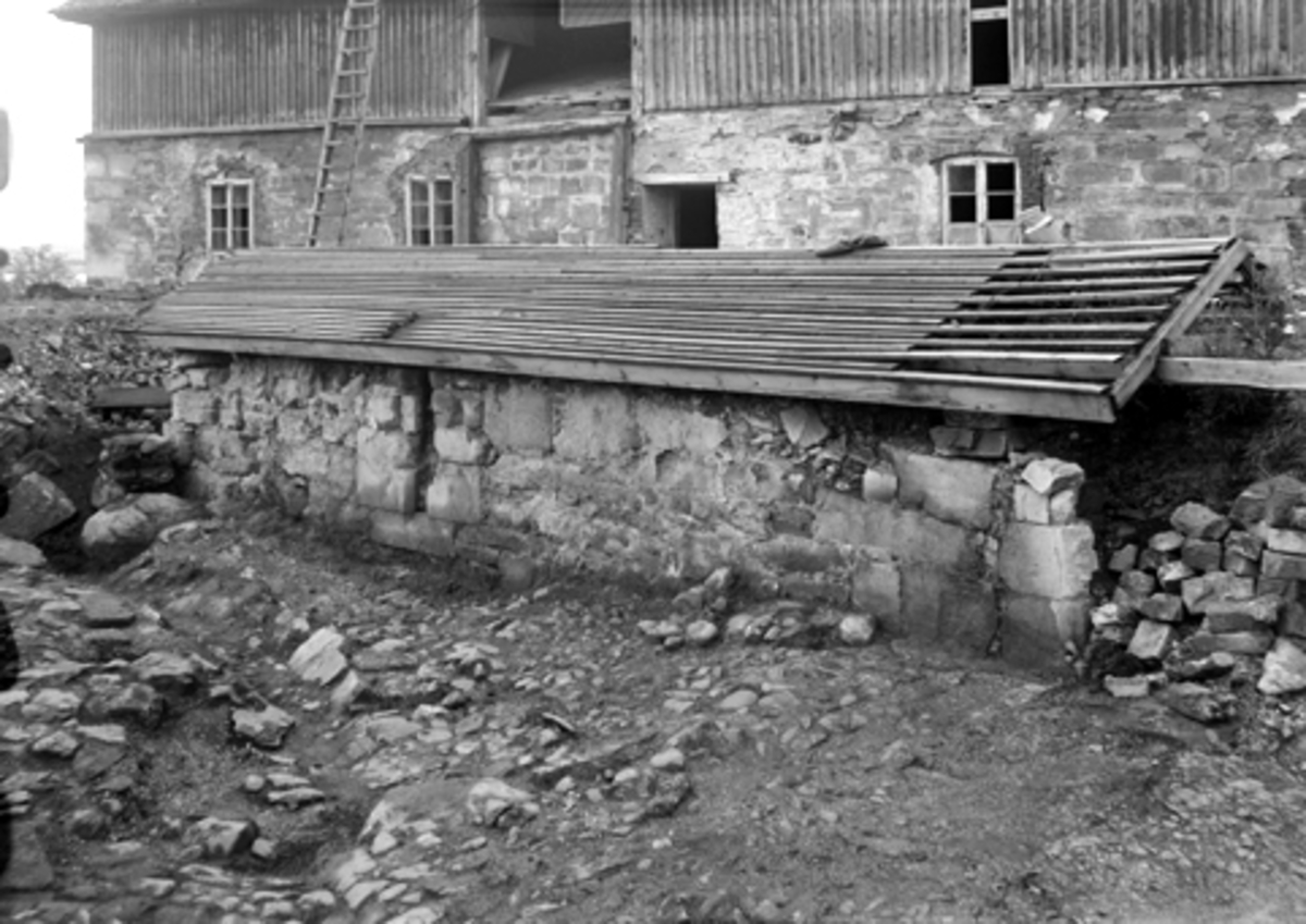 Normann Fotoatelier, HAMAR BISPEGÅRD, HAMARKAUPANGEN, BORGGÅRDEN, SYDFLØYEN, STORHAMARLÅVEN, DOMKIRKEODDEN, UTGRAVING, ARKEOLOGI, FOTO 66, NORMANN 14. 09. 1951.