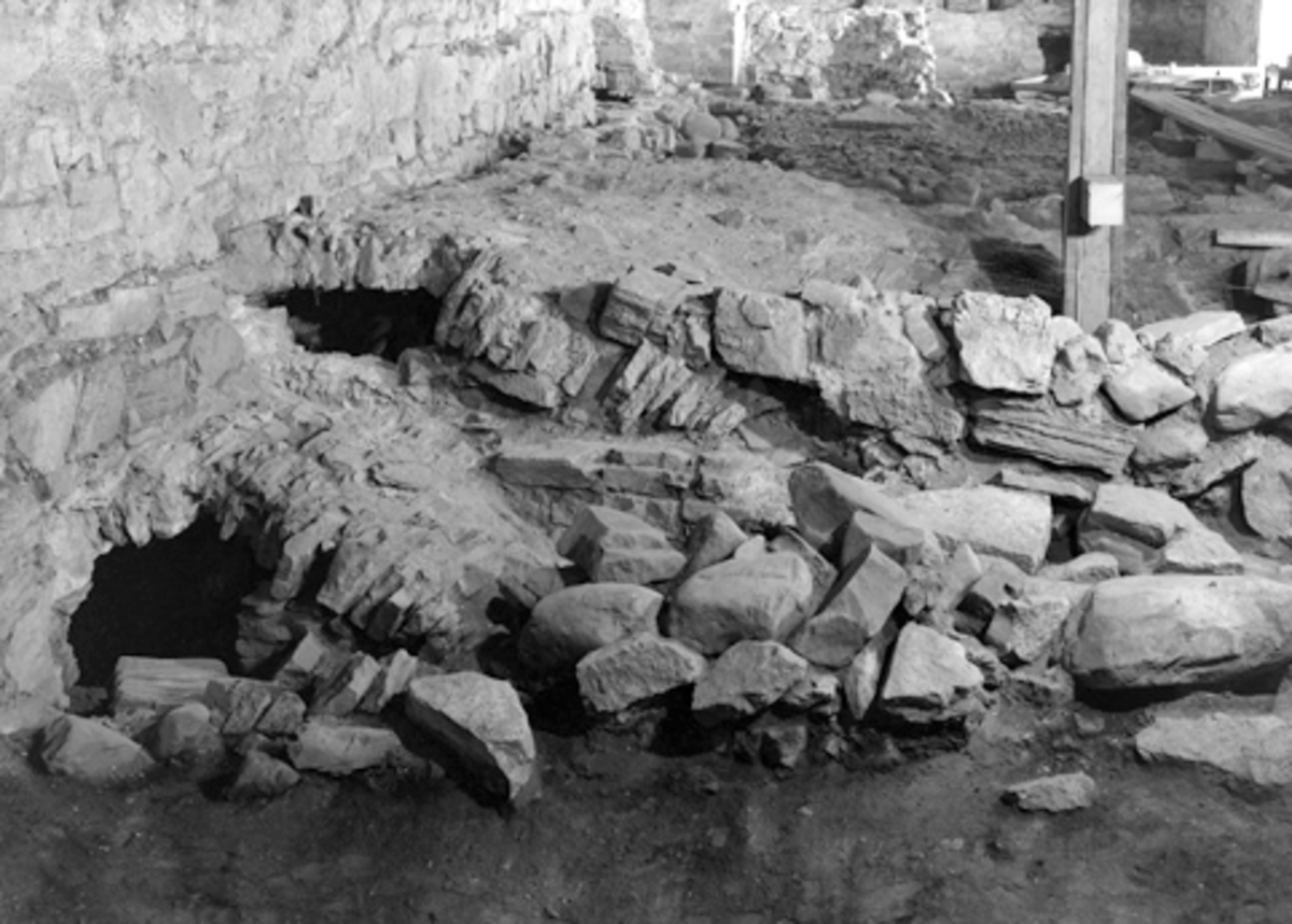 Anno Domkirkeodden, Arkeologiske undersøkelser Hamar bispegård 1952. Hvelvkjeller, "renessansebygningen" i søndre del av Storhamarlåvens midtfløy.