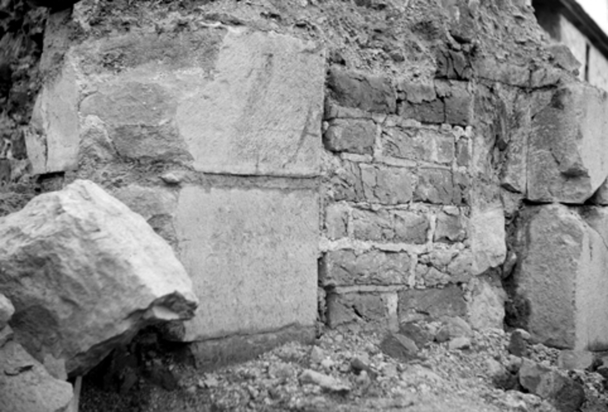 Anno Domkirkeodden, Arkeologiske undersøkelser i Hamar bispegård, 1949/50? Detalj av sydfløyen P.