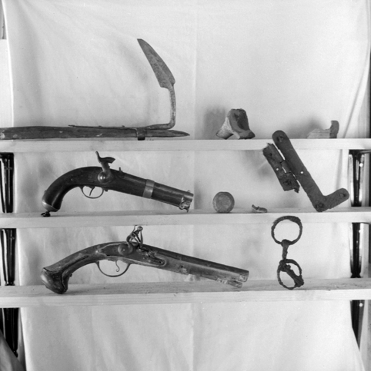 Anno Domkirkeodden, VÅPEN, PISTOLER.