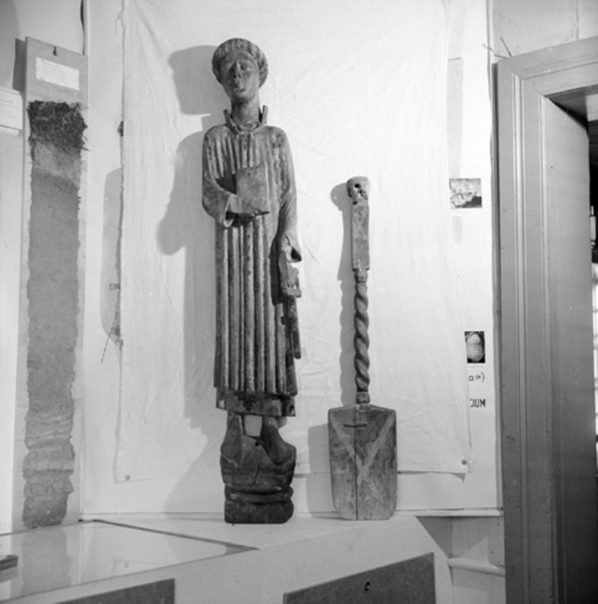 Anno Domkirkeodden, GJENST. FOTO, TRESKURD, FIGUR FRA VANG KIRKE i Hamar, JORDPÅKASTELSESSPADE, ST. LAURENTIUS TOMTER KIRKE.