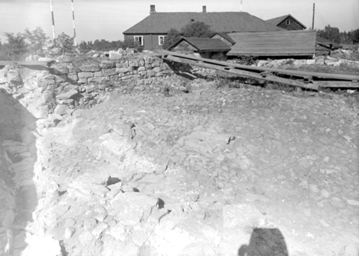 Normann Fotoatelier, Arkeologiske undersøkelser i Hamar bispegård, Domkirkeodden, Hamar 1955. Oversikt over brolegningen i borggården.