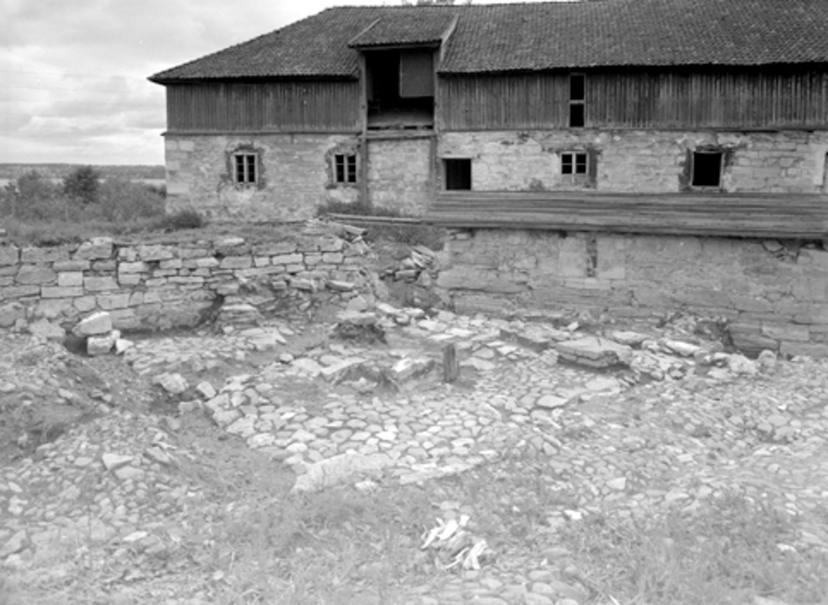 Normann Fotoatelier, Arkeologiske undersøkelser i Hamar bispegård, Domkirkeodden, Hamar, 1956. Området Q med sydfløyen P i bakgrunnen. HKR. 300,