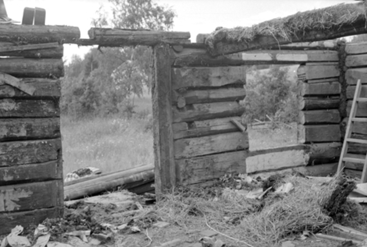 Toralv Bleken-Nilssen, SKARDERUDSTUA, VESTVEGGEN UNDER RIVING. HDH. 55. 1956.