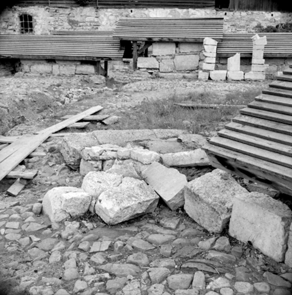 Normann Fotoatelier, Arkeologiske undersøkelser i Hamar bispegård, Domkirkeodden, Hamar 1956. Murrest ved hjørnet av bygning R