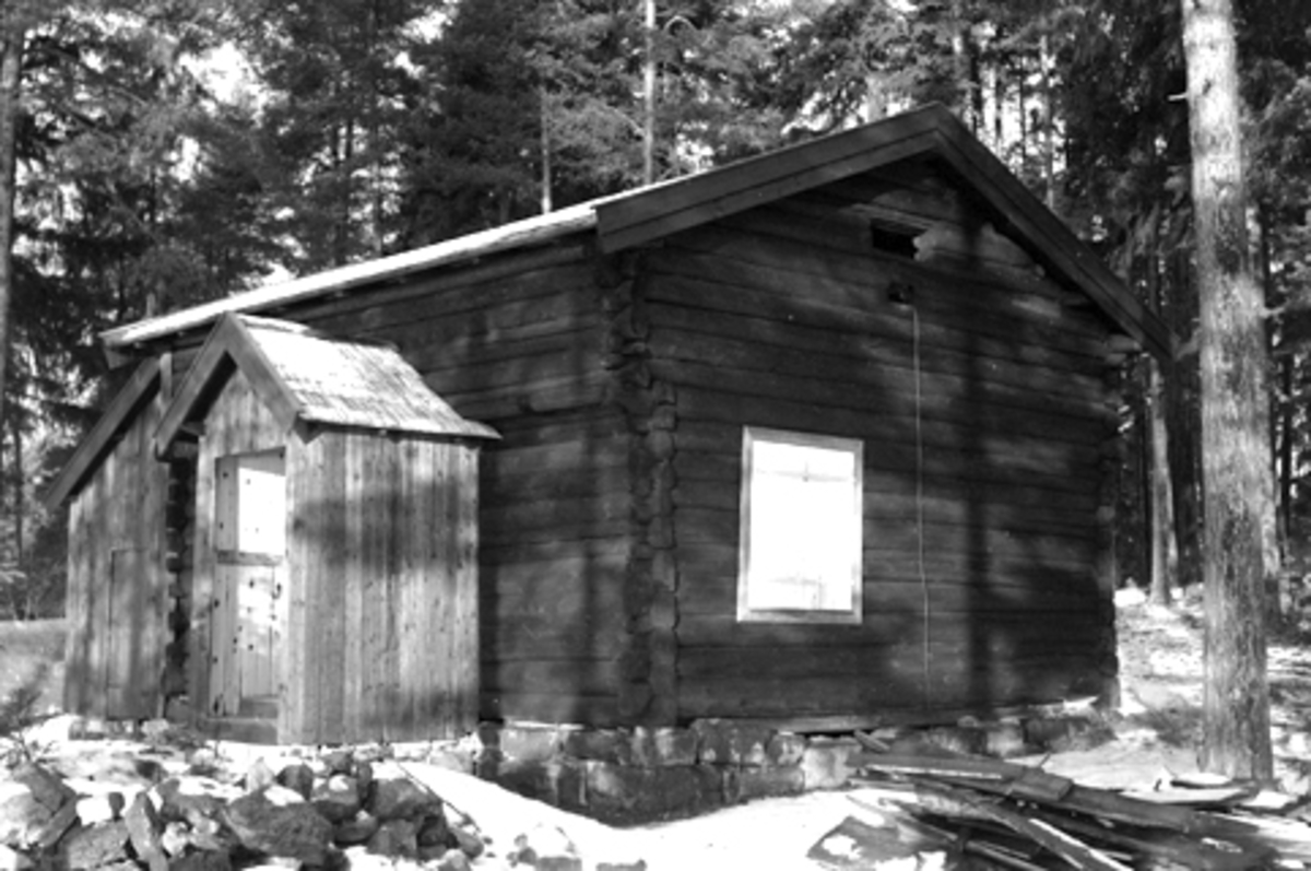 Toralv Bleken-Nilssen, SKARDERUDSTUA SETTES OPP PÅ HEDMARKSMUSEET. EKSTERIØR. HDH. 55. FOTO: TORALV BLEKEN NILSEN, 1959.