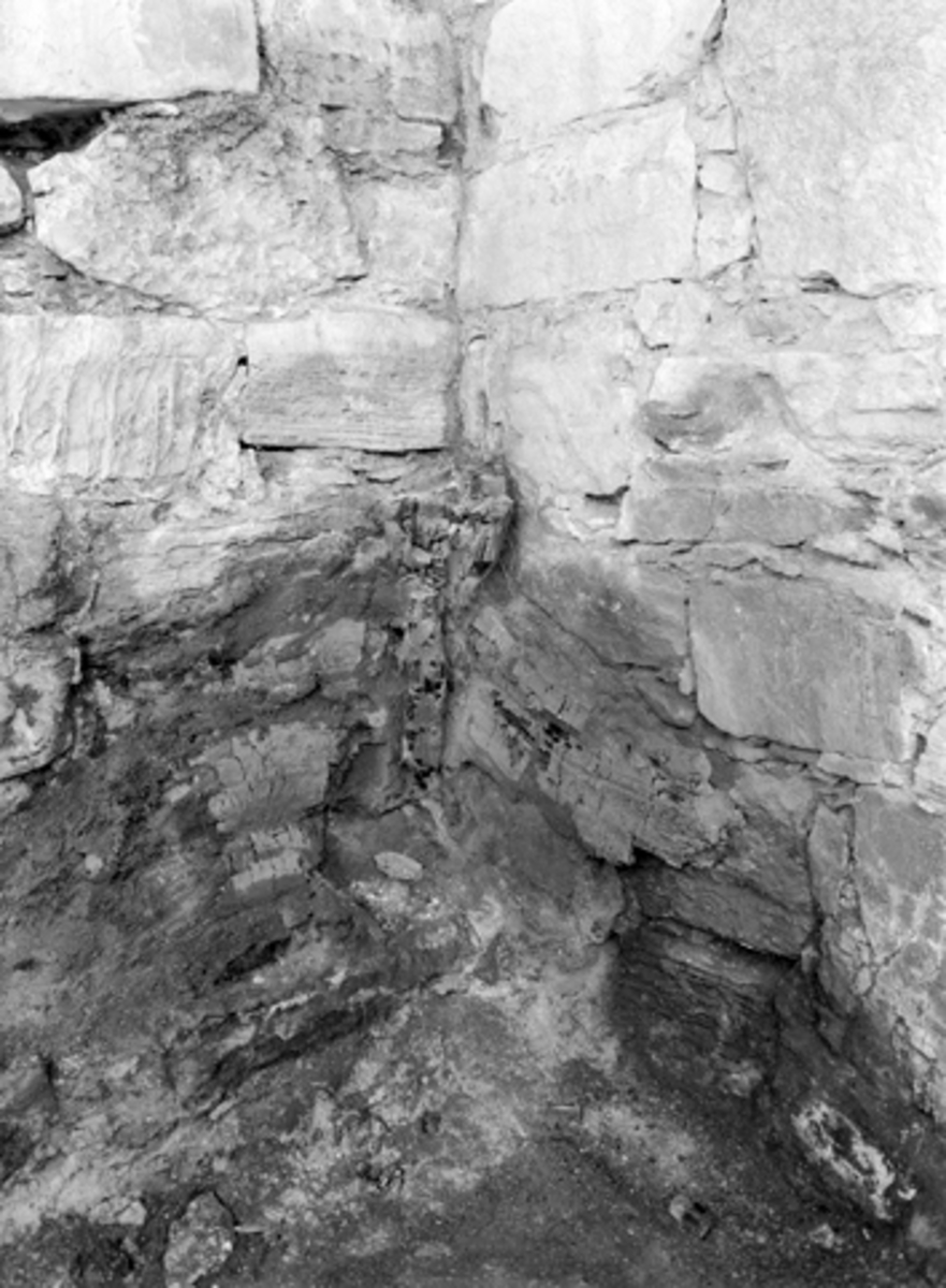 Anno Domkirkeodden, Arkeologiske undersøkelser i Hamar bispegård, Domkirkeodden, Hamar, 1957. Sydfløyen P, østre rom.