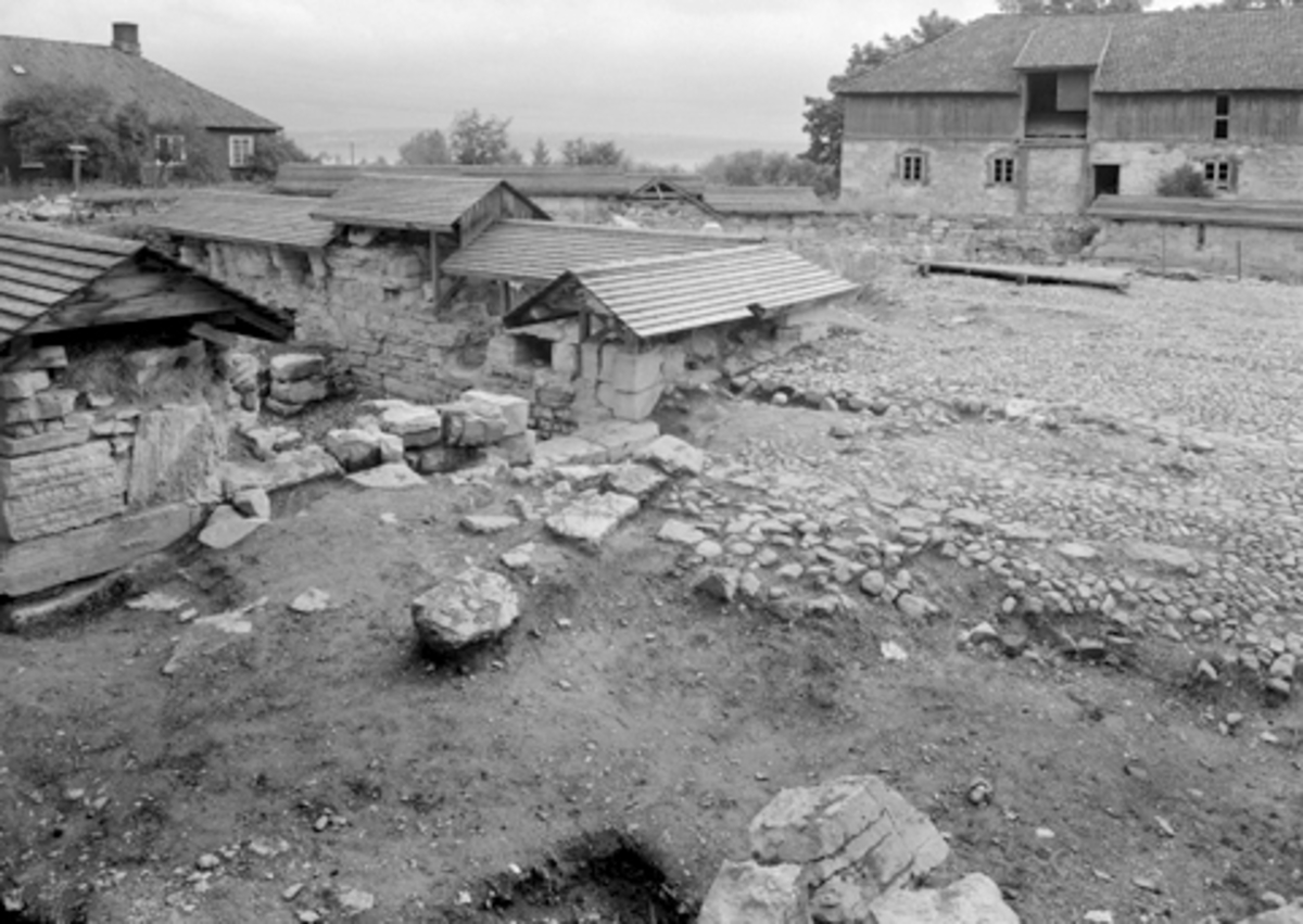 Normann Fotoatelier, Arkeologiske undersøkelser i Hamar bispegård, Domkirkeodden, Hamar 1958. Undersøkelser i terrenget vest for tårnruinen K. HKR. 300.