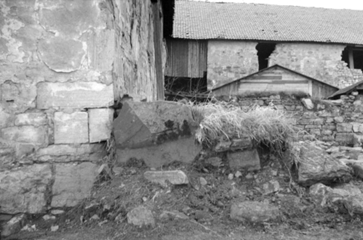 Normann Fotoatelier, Arkeologiske undersøkelser i Hamar bispegård, Domkirkeodden, Hamar 1958/59. Mur ved nordøsthjørnet av Storhamarlåvens sydfløy. HKR. 300,
