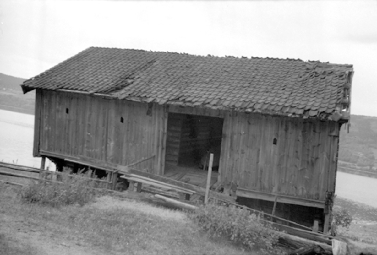 Toralv Bleken-Nilssen, FALLEFERDIG TOETASJES TØMMERHUS, GARDSBYGNING, UTHUS, STOR-SANDEN, DÆLI, BRØTTUM i Ringsaker, EKSTR. FOTO: TORALV BLEKEN NILSSEN, 1959.