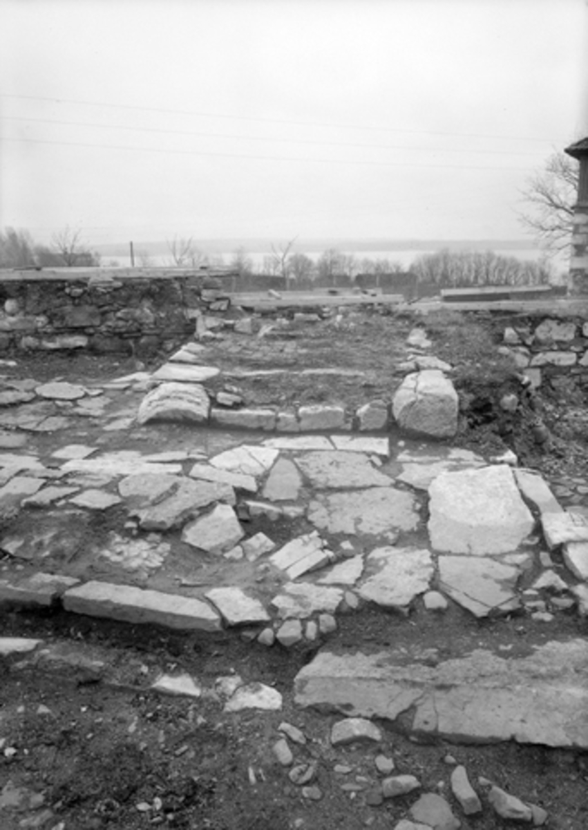Normann Fotoatelier, Arkeologiske undersøkelser i Hamar bispegård 1949. Bakerovn inn mot østre ringmur.