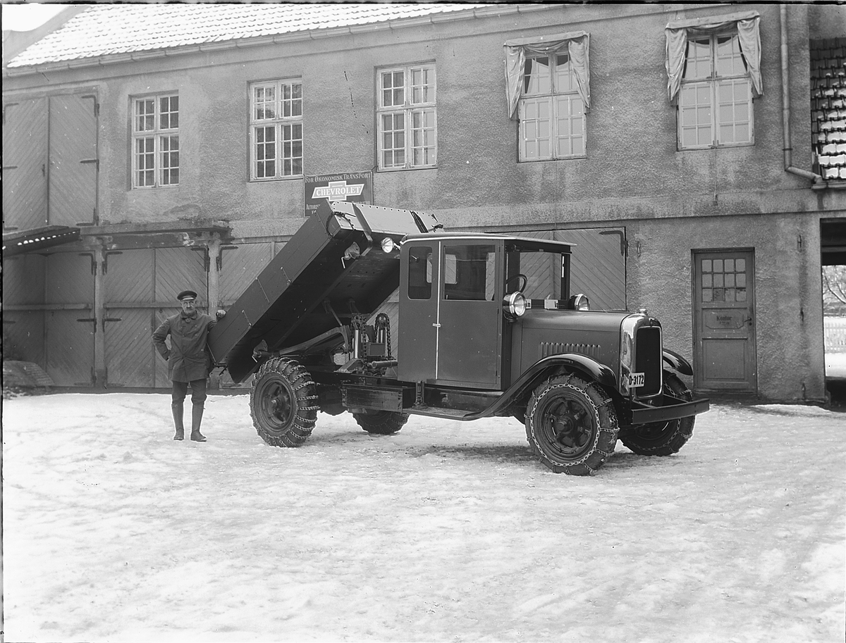 Christian Grundseth, OUSTAD MEK VERKSTED, 1928, Hamar. LASTEBIL I BAKGÅRD, MED TIPPEN OPPE. Lastebil registreringsnummer D-3172, vinterføre, kjettinger, ukjent sjåfør.