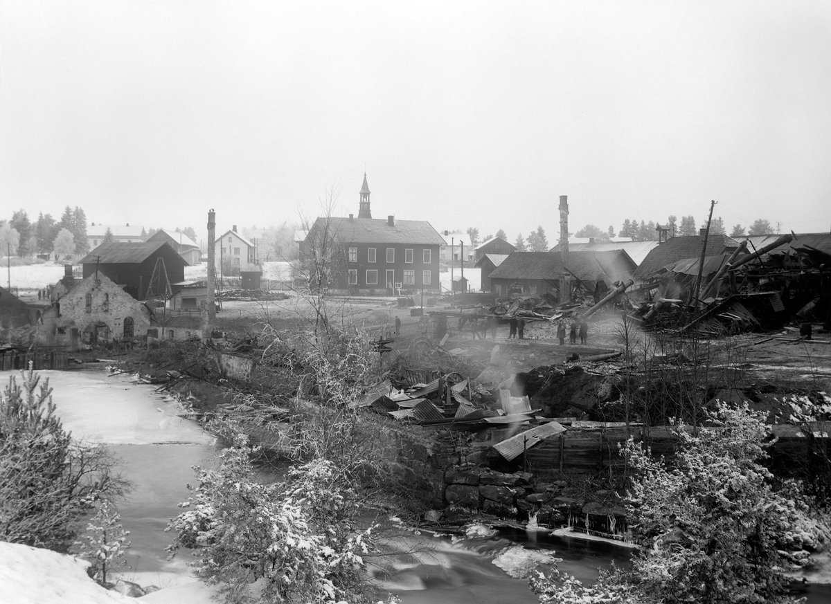 Christian Grundseth, ÅDALSBRUK, Løten. AADALS BRUG. FABRIKKEN BRENNER. BRANNTOMTA. SVARTELVA. KONTORBYGNINGEN MIDT I BILDET BLE REDDET. T. V. KULLHUSET OG RESTER AV STØPERIET. 1928. SE HEFTET "DET VAR ENGANG ET INDUSTRISAMFUNN AADALS BRUG 1842-1928" SKREVET AV ÅSE KROGSRUD, UTGITT 2003.