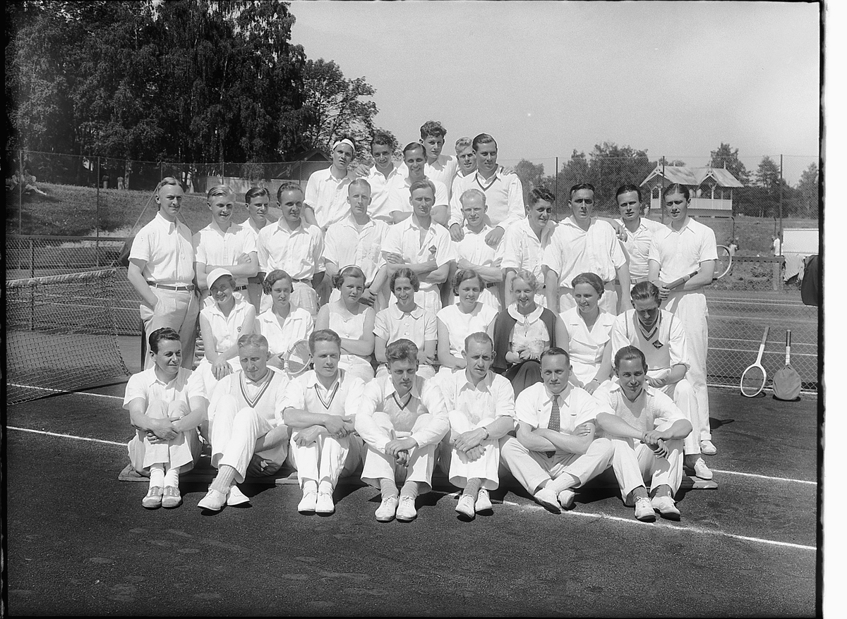 Christian Grundseth, HAMAR PARK TENNISTURNERING. STOR GRUPPE TENNISSPILLERE, MENN OG KVINNER, OPLANDSSTEVNE 23. JUNI 1935.