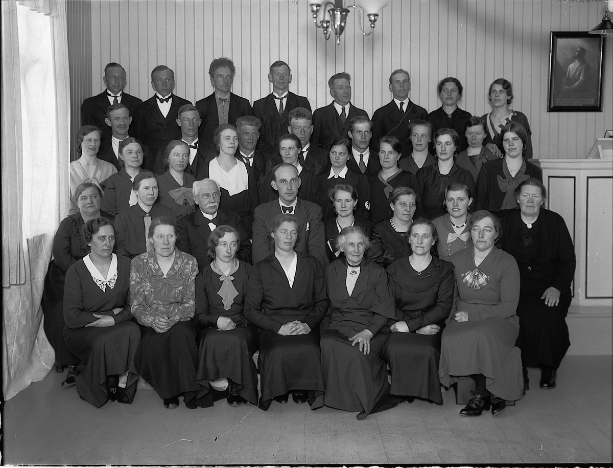 Christian Grundseth, VANG INDREMISJON. STOR GRUPPE. KVINNER OG MENN.
