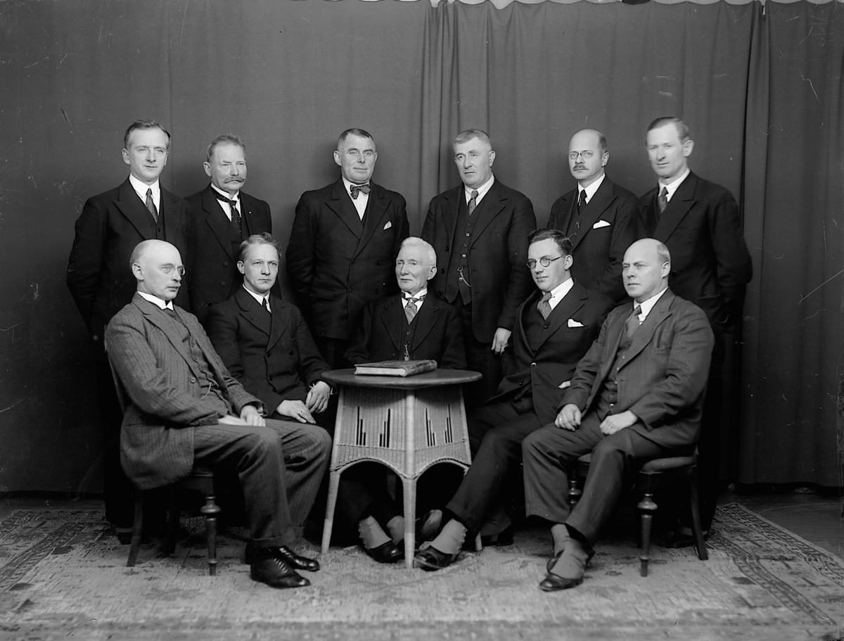 Christian Grundseth, HAMAR KOMMUNE. BYSTYRET. GRUPPE 11 MENN, POILITIKERE. 1 rekke ytterst t. h. Fredrik Monsen