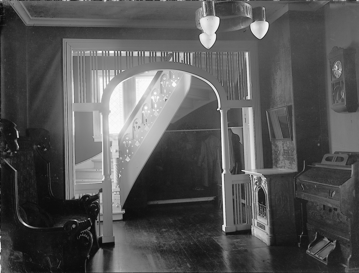 Christian Grundseth, Østlandske Vanførelag, Lille Kjonerud, Bekkelaget, Stange. Interiør, hall, gang, portal, orgel, klokke trapp. Østlandske Vanførehjem.