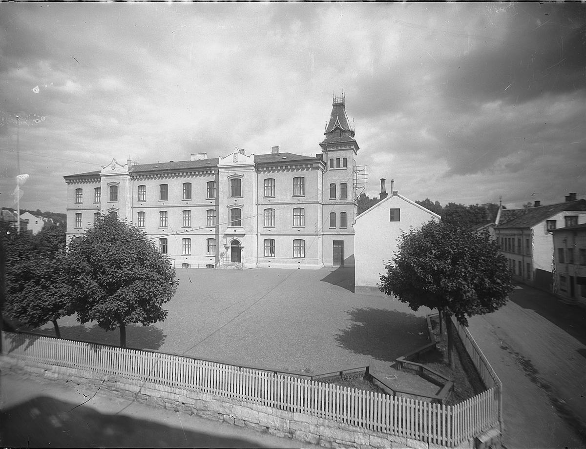 Christian Grundseth, MIDTBYEN SKOLE. EKSTERIØR. GAMLE BRANNVAKTA TIL HØYRE.