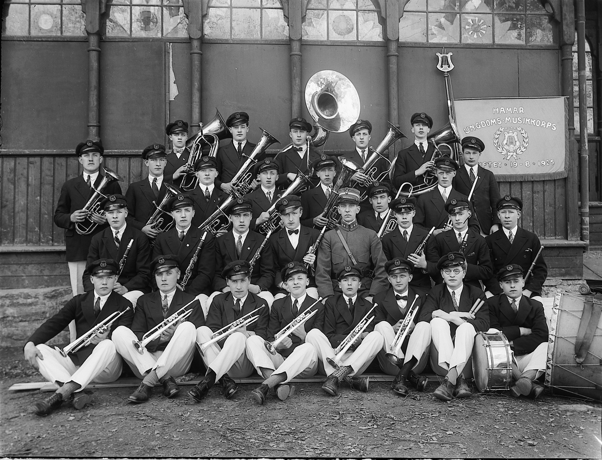 Christian Grundseth, HAMAR UNGDOMSKORPS, STIFTET I 1925. MED DIRIGENT PETER PETERSEN. UNIFORMER OG INSTRUMENTER. 1. rekke f. v: Oskar Fjeldseth, Ivar Baashus, Johan Ørbak, Lorang Berntsen, Henry Elfstedt, Ragnvald Neby, Magne Øde, Leif Olsen. 2. rekke f. v: Odd I. Øde, Oddvar Baashus, Olav Olsen, Kristian Gundersen, di…