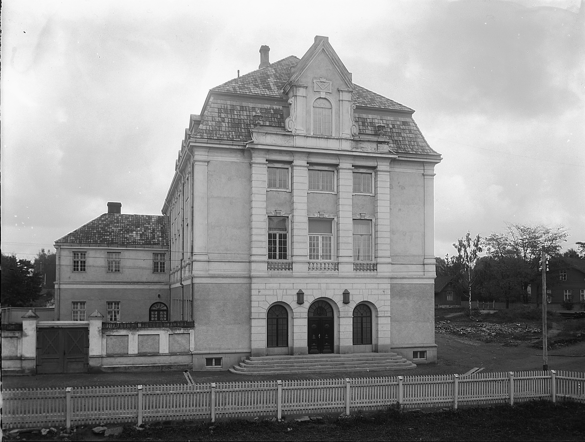 Christian Grundseth, HAMAR FRIMURERLOSJE. ØSTREGATE. EKSTERIØR.